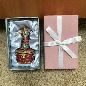 New! THINGS REMEMBERED Angel with Heart Music Box